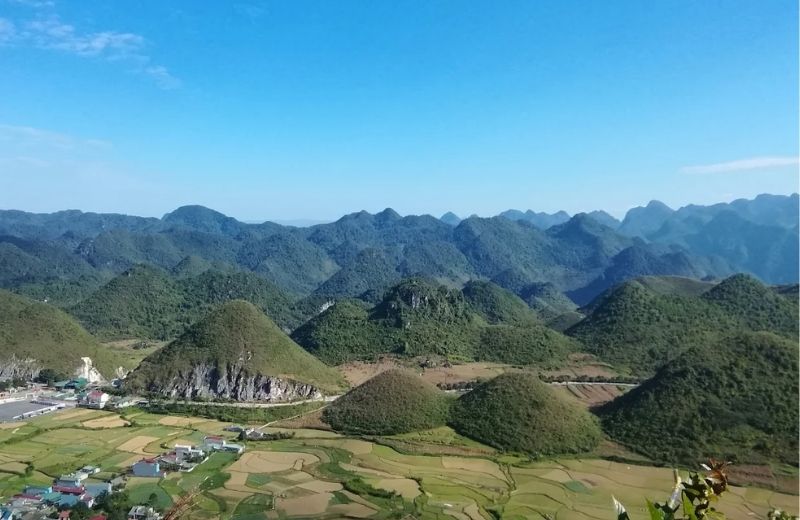 Scheduled stop for photography at the globally recognized Twin Mountains formation.